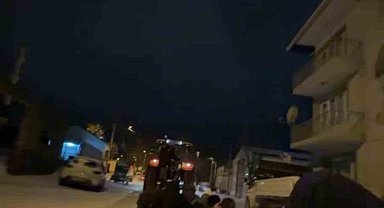 Traktörün arkasına lastik bağlayarak kilometrelerce eğlendiler