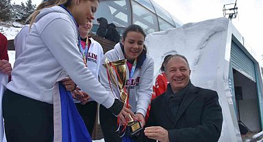 ÜNİLİG Kar Voleybolu şampiyonları kupalarını aldı