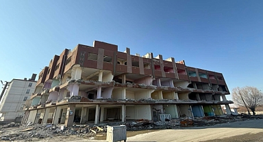 Vali Talimat Verdi, Belediye Yıkıyor