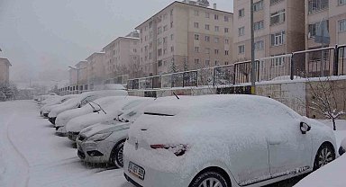 Van'da kar esareti: Uçak seferleri iptal oldu, 560 yerleşim yerine ulaşım sağlanamıyor