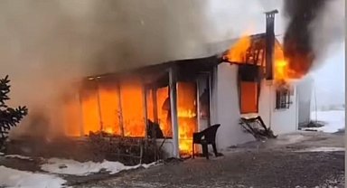 Van'da prefabrik ev alevlere teslim oldu