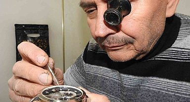 Yarım asırdır saat tamir ediyor