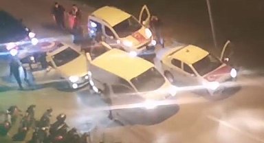 Yoğun trafiği hiçe saydılar, yolu kesip böyle eğlendiler