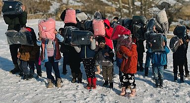 Yüksekova'da çocuklara mont ve ayakkabı yardımı yapıldı
