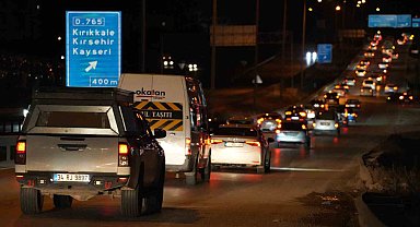 43 ilin geçiş noktasında bayram trafiği böyle görüntülendi