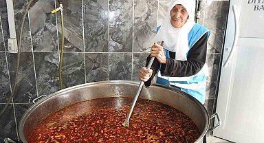 90 yaşındaki yaşlı kadın aşevinde gönüllü çalışıyor