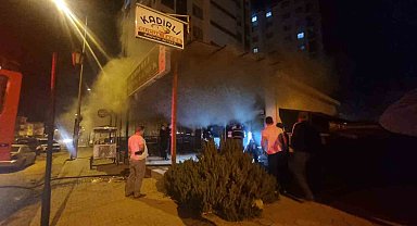 Adana'da sucuk ekmek dükkanı yanarak kullanılamaz hale geldi