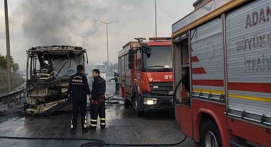 Adana'da toplu taşıma aracı alev alev yandı