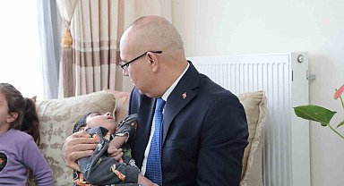 Ağrı Valisi Koç, epilepsi hastası Selçuk Eymen'i evinde ziyaret etti