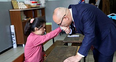 Ağrı Valisi Koç, öğrenci daveti üzerine İMKB Gazi Ortaokulu'nu ziyaret etti