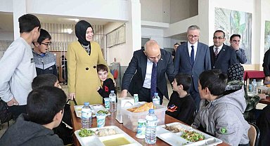 Ağrı Valisi Koç, Ozanlar YBO pansiyonundaki öğrencilerle iftarda bir araya geldi