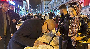 Ağrı Valisi Koç'tan Cumhuriyet Caddesi'nde bayram ziyareti