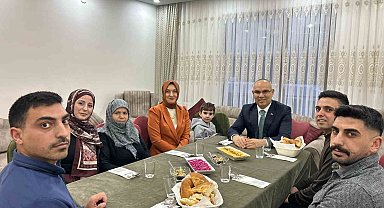 Ağrı Valisi Mustafa Koç, şehit annesi Makbule Doğan'ın iftar sofrasına konuk oldu