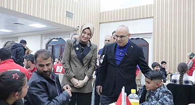 Ağrı Valisi Mustafa Koç, yetim çocuklarla iftar programında bir araya geldi