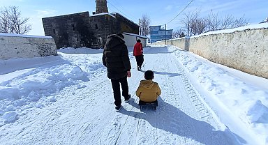Akyaka'da çocuklar kızaklarla kayarak karın tadını çıkardı