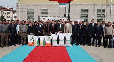 Amasya'da çiftçilere kuraklığa dayanıklı yağlık ayçiçeği ve nohut tohumu dağıtıldı