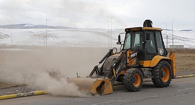 Ardahan Belediyesi bahar temizliğine başladı