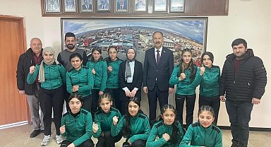 Arpaçay şampiyonları başkan Elma'yı ziyaret etti