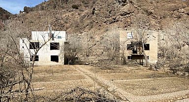 Artvin'deki Yusufeli Barajı'nın suları çekildi, asırlık köy ortaya çıktı
