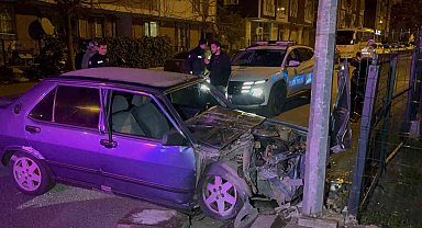 Aydınlatma direğine çarpan alkollü sürücü hurdaya dönen araçtan yara almadan çıktı