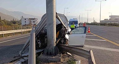 Aydınlatma direğine çarpan suv hurdaya döndü: 2 yaralı