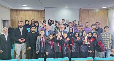 Bayburt'ta ezbere şiir okuma yarışmasında dereceye giren öğrenciler ödüllendirildi