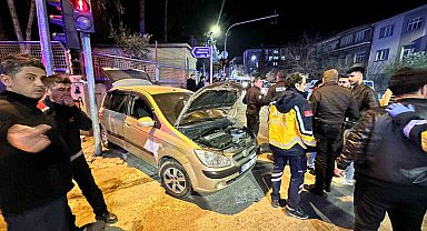 Burdur'da kamyonet ile otomobil çarpıştı: 1 yaralı