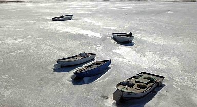 Buzlar içinde kalan balıkçı teknelerinden kartpostallık görüntüler