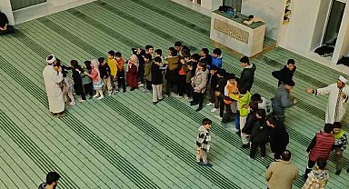 Camideki çocukların imam ile oyunu yürekleri ısıttı