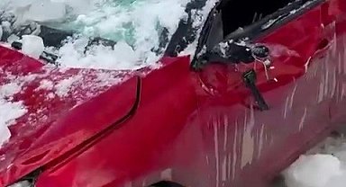 Çatıdan düşen kar kütlesi otomobili kullanılamaz hale getirdi