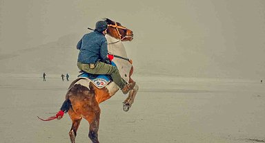 Çıldır Gölü'nde atlı kızak turistlerin ilgi odağı oluyor