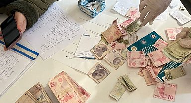 Çöp kenarında dilenmek için tezgah kurdu