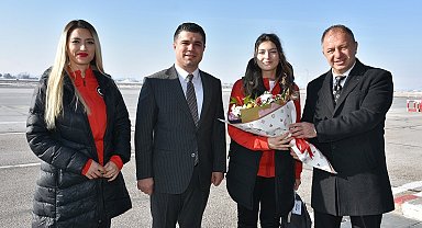 Damla Köse çiçeklerle karşılandı