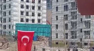Deprem konutlarında iş bitimini davul zurnayla kutladılar