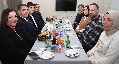 Depremzede aile ile birlikte iftar yaptılar