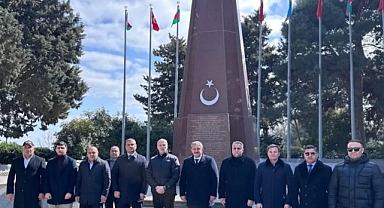 Dünya Kickboks Federasyonu Başkanı Roy Baker, Bakü’deki Türk Şehitliği’nde