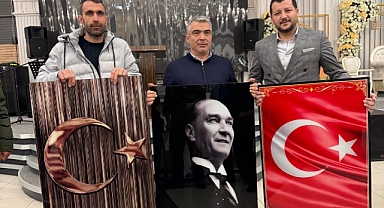 Eğitim Ve Bilim Gücü Dayanışma Sendikasından Vekil Cantürk Alagöz’e Atatürk Resmi