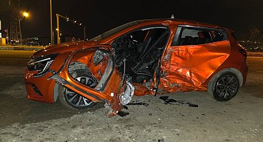 Elazığ'da hafif ticari araç ile otomobil çarpıştı: 3 yaralı