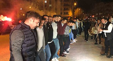Elazığ'da 'sahur halayı' renkli görüntüler oluşturdu
