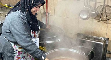 Emekli öğretmen elleri yana yana muhtaçlara gönüllü aşçılık yapıyor