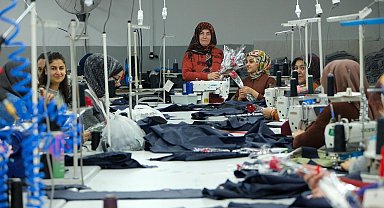 Erzincan Belediyesinde kadınlara çiçek takdimi