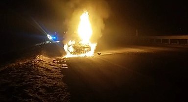 Erzincan'da Fiat Tofaş araç alev alev yandı