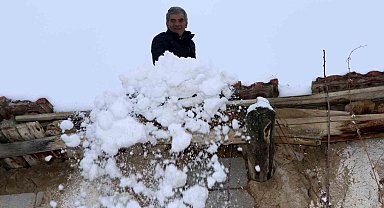 Erzincan'ın Refahiye ilçesinde kar yağışı etkili oldu