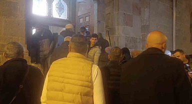 Erzurumlular Kadir Gecesi'nde tarihi camilere akın etti