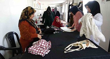 Eşini ve evladını depremde kaybetti ama hayattan kopmadı