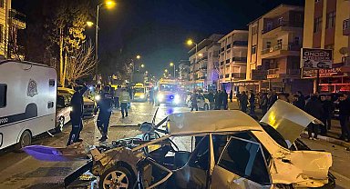 Fiat Tofaş otomobil, park halindeki araçlara çarpıp hurdaya döndü: 1'i ağır 2 yaralı