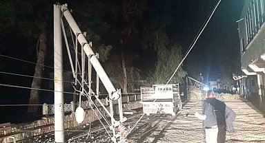 Fırtına ağaçları devirdi, elektrik direklerini kırdı