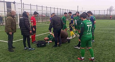 Futbol maçında rakip oyuncu ile çarpışan futbolcu nefessiz kaldı
