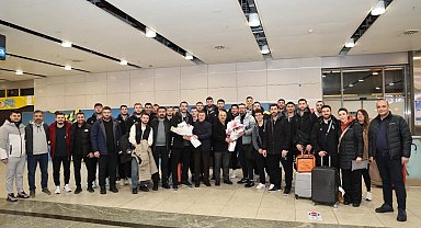 Gebze'nin voleybol takımı çiçeklerle karşılandı