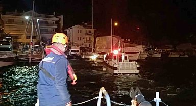 Göcek açıklarında sürüklenen tekneyi Kıyı Emniyet ekipleri kurtardı